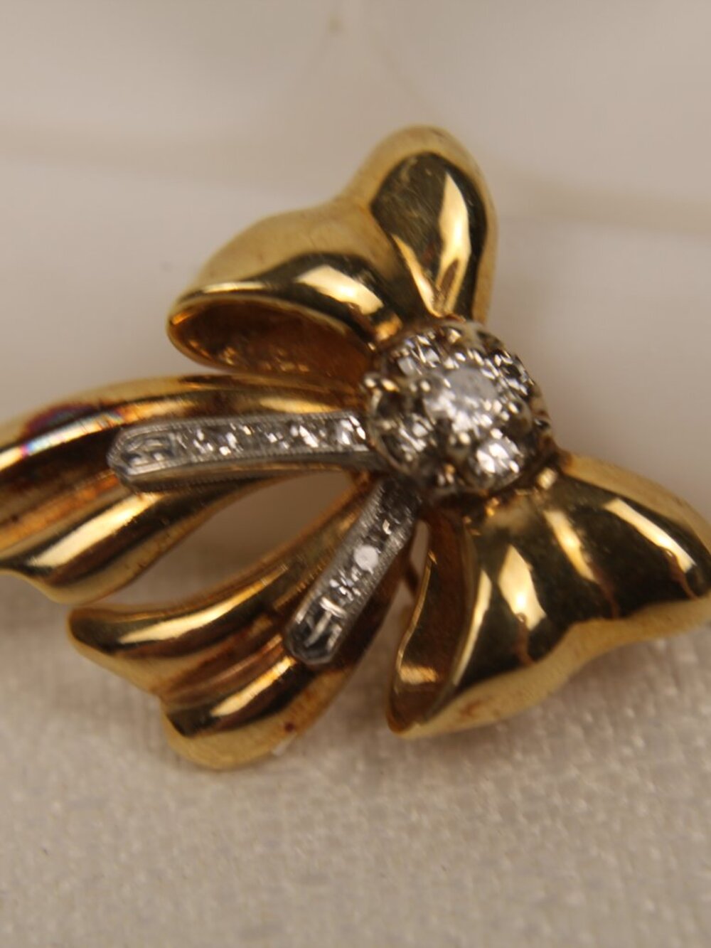 Vintage Gold Tone Rhinestone Bow Ribbon Brooch Pin Statement Jewelry - Picture 2 of 6